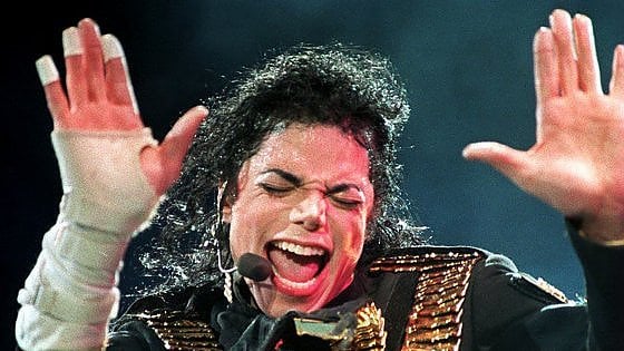 MICHAEL JACKSON FİLMİ GECİKİYOR